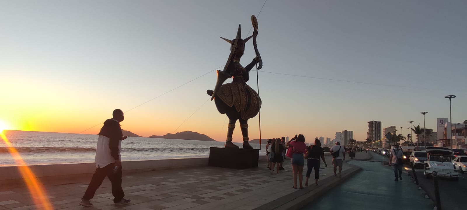 A la vanguardia! Monigotes de este Carnaval tendrán su QR, son diez los que  ya adornan el Malecón de Mazatlán - Los Noticieristas