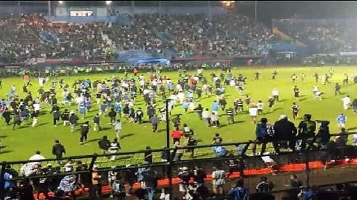 Tragedia en el futbol de Indonesia; fallecen más de 150 personas