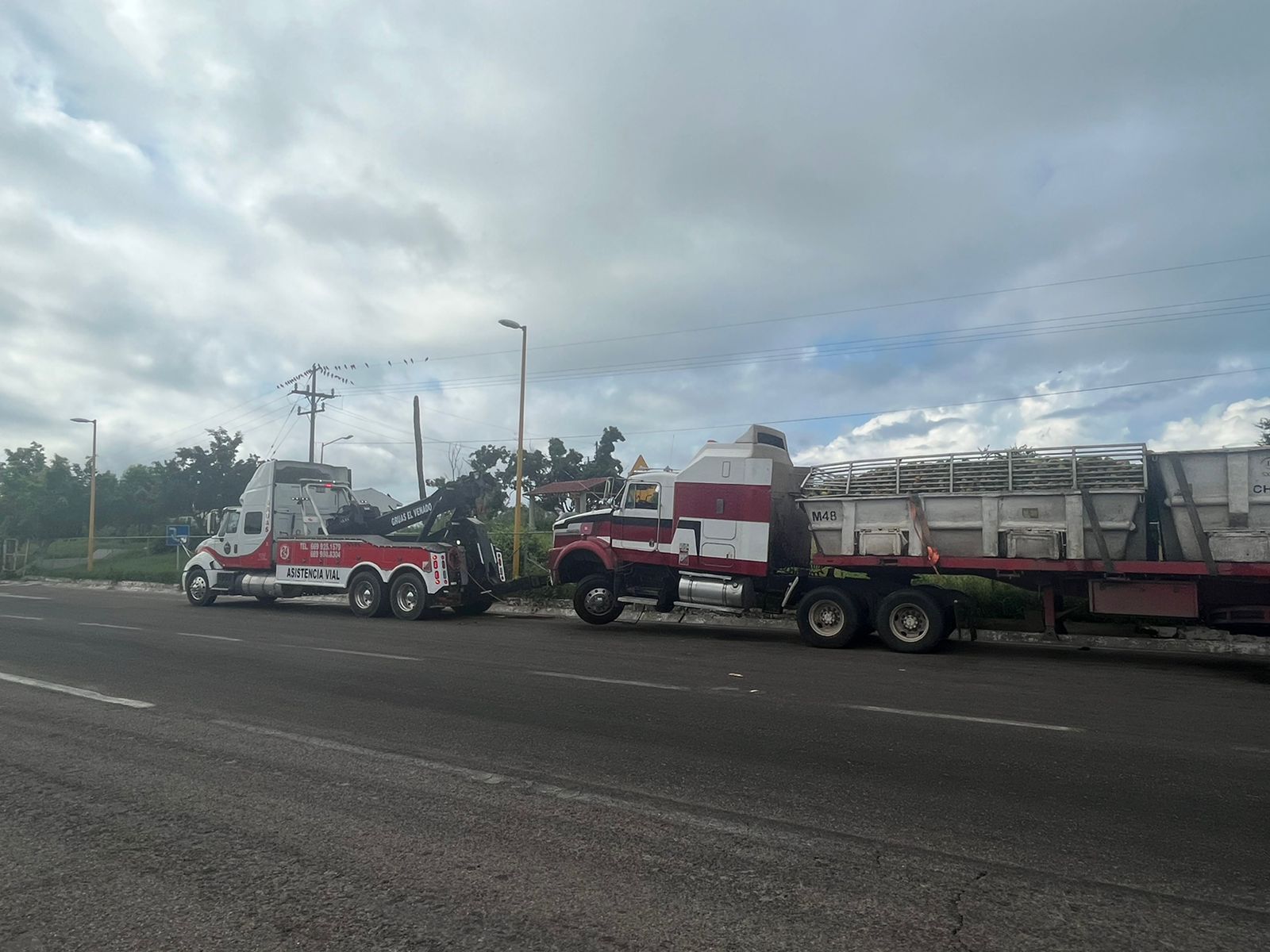 Abandonado queda un tractocamión tras un choque en la maxipista Culiacán-Mazatlán