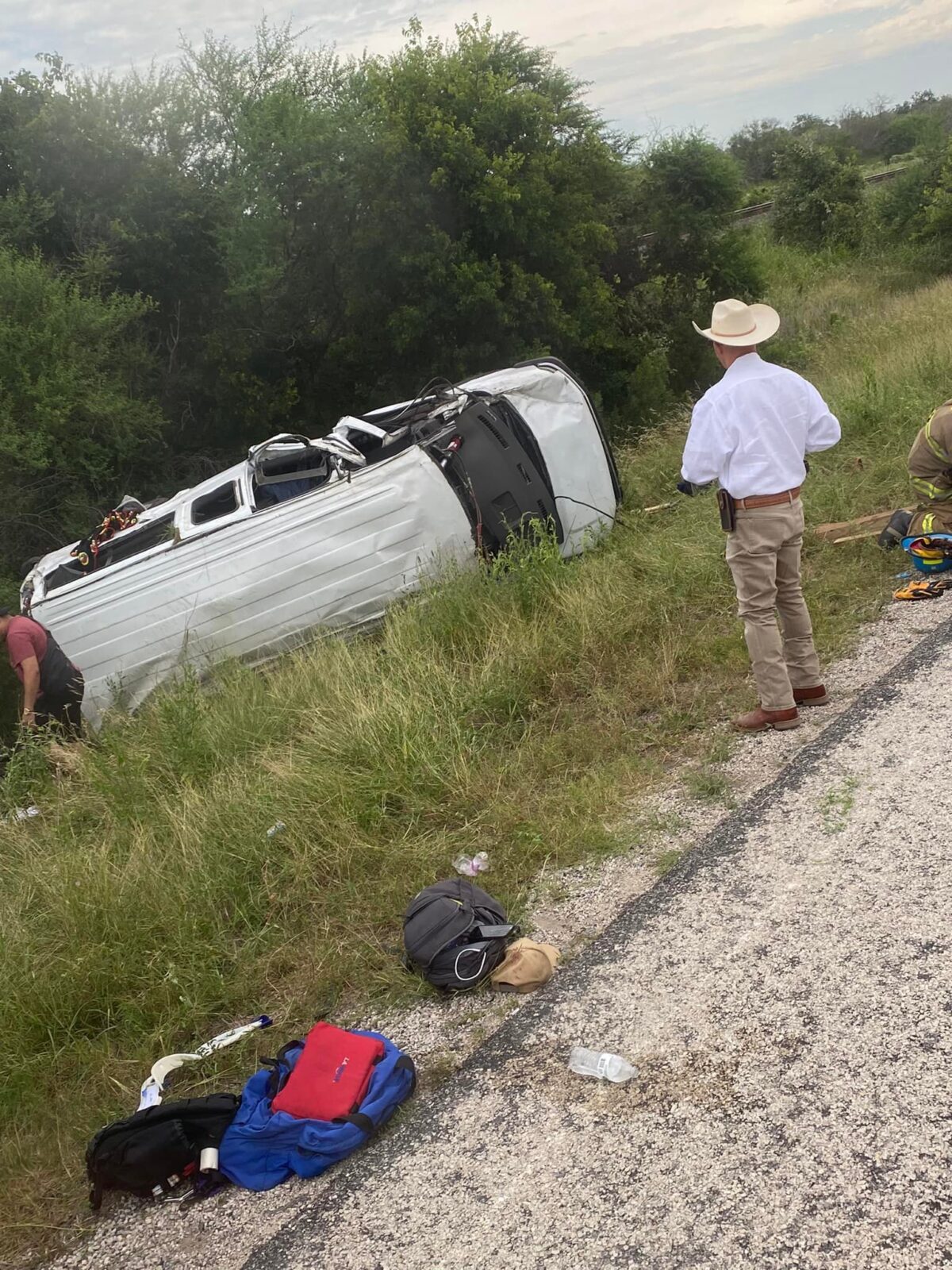 Camioneta volcada por accidente del grupo Oscar Ayala y su Sangre Nueva. Foto: Cortesía