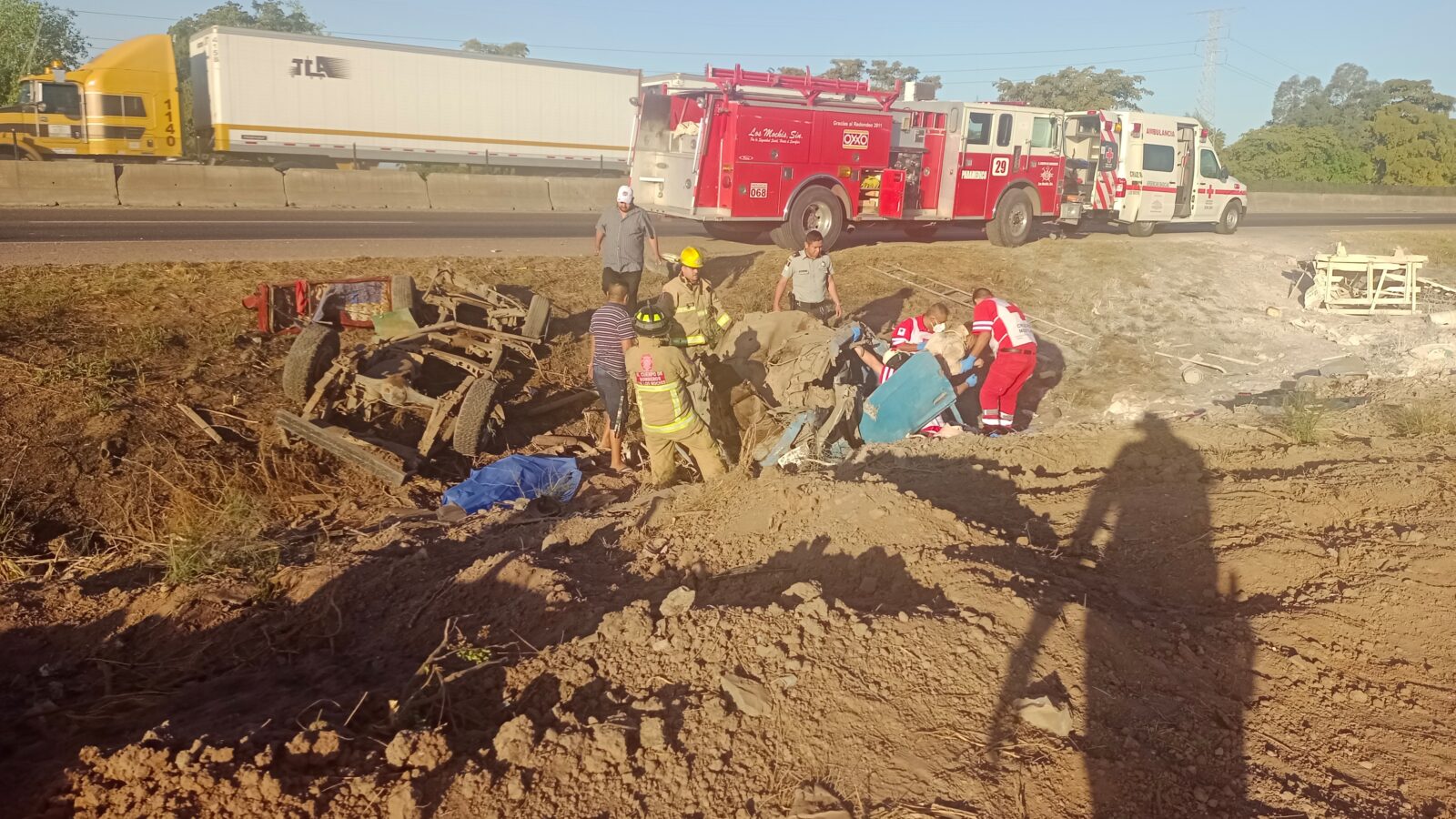 Accidente en la carretera federal México 15, en Ahome. Foto: Fidel Hernández