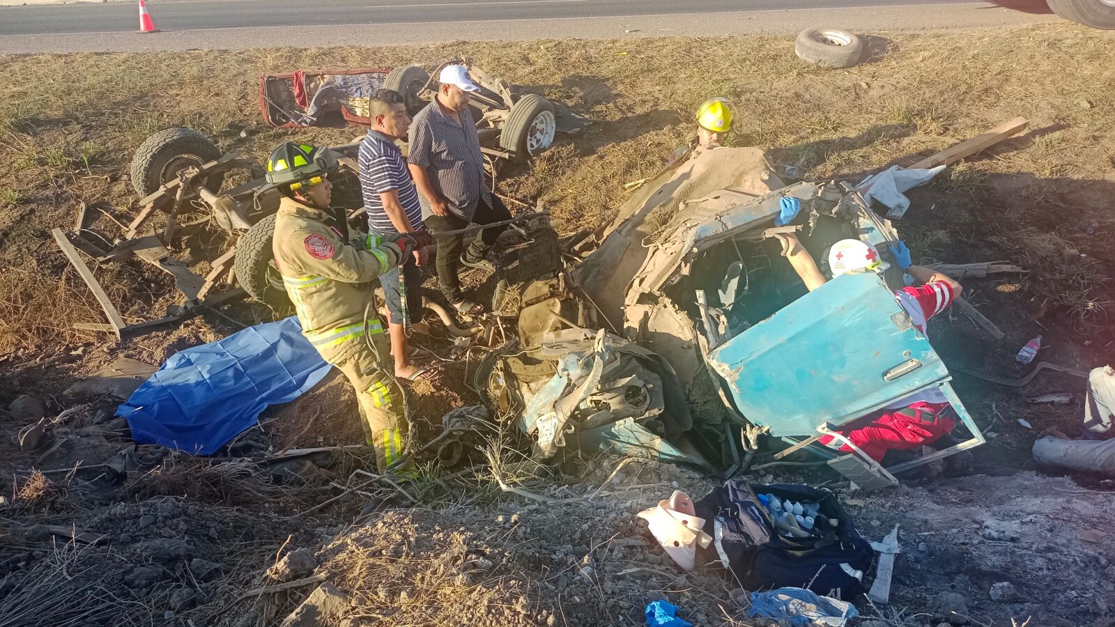 Accidente en la carretera federal México 15, en Ahome. Foto: Fidel Hernández