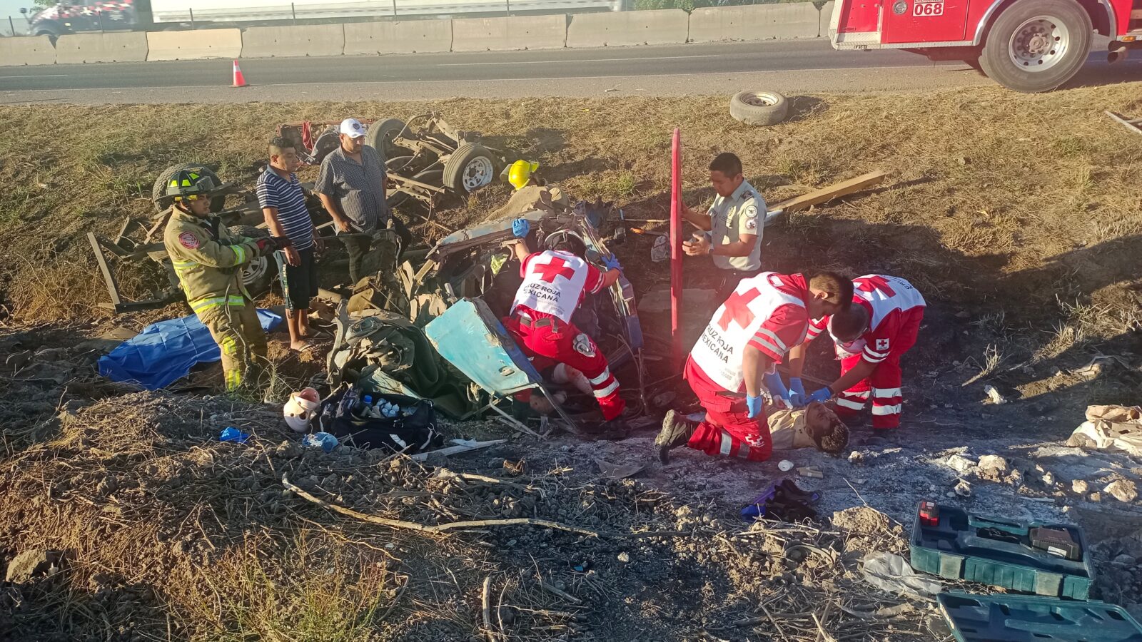 Accidente en la carretera federal México 15, en Ahome. Foto: Fidel Hernández