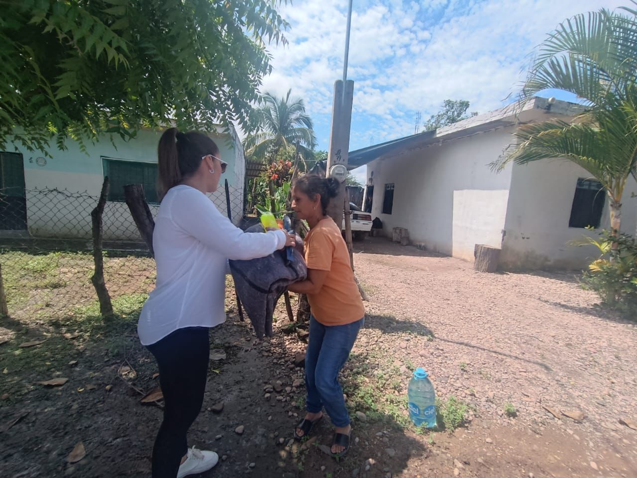 Acuden en apoyo de familias afectadas por lluvias en La Concha, Escuinapa tras desbordamiento del Río Las Cañas