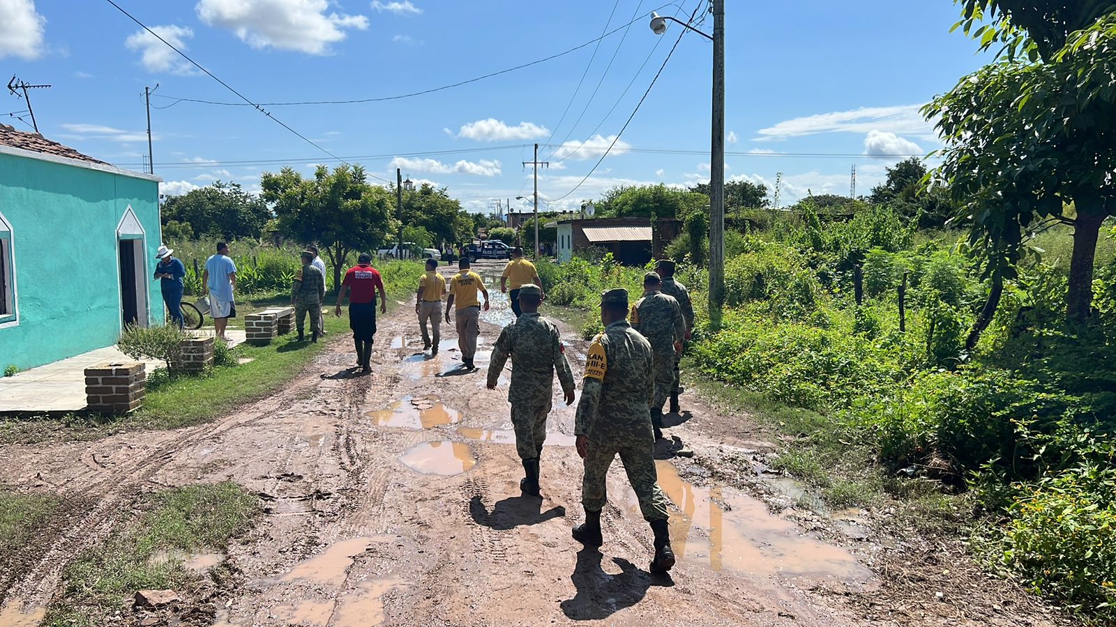 Acuden en apoyo de familias afectadas por lluvias en La Concha, Escuinapa tras desbordamiento del Río Las Cañas