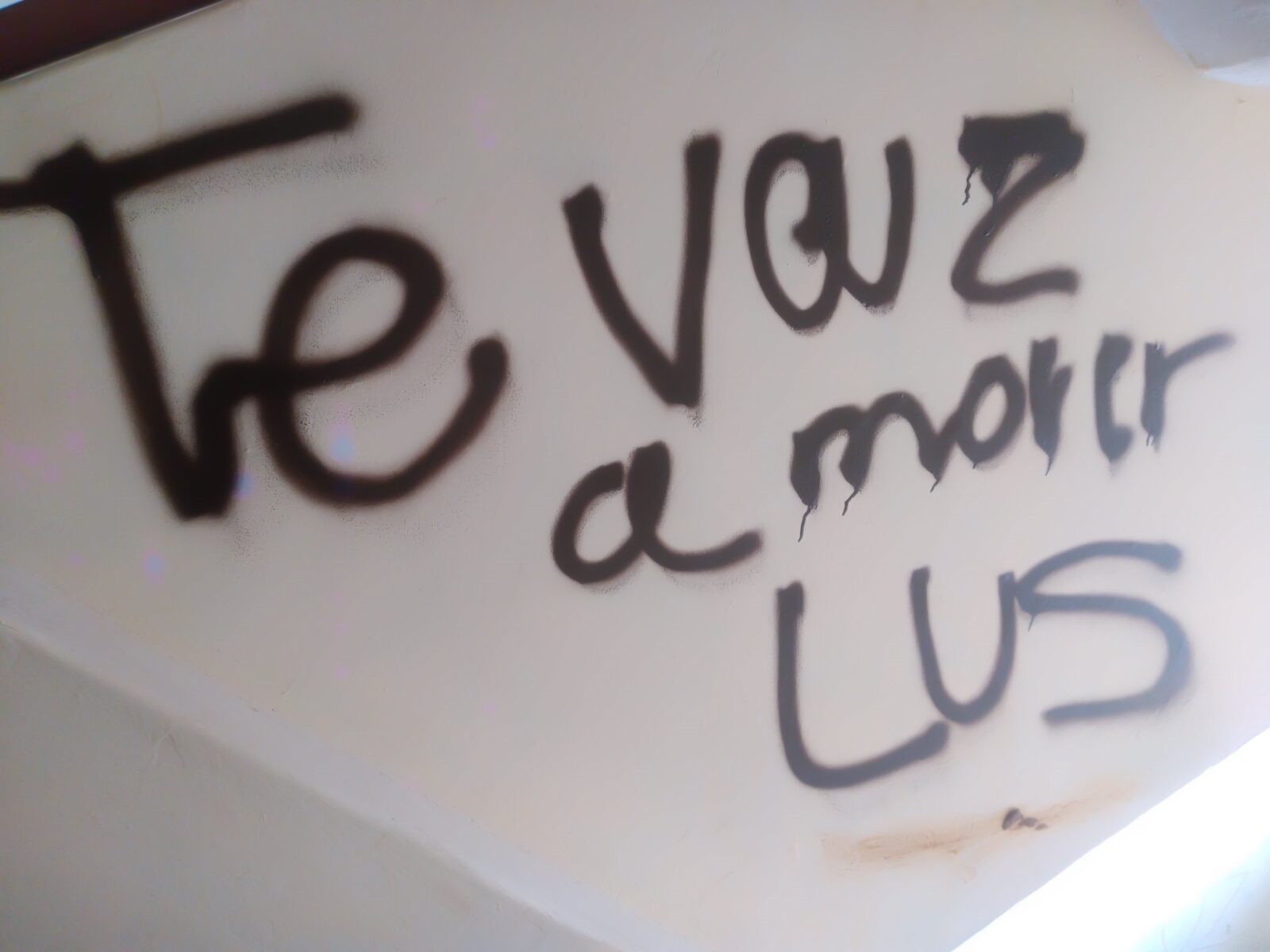 Amenazas escritas en paredes afuera de la vivienda de Luz Raquel DEP. Foto: Cortesía