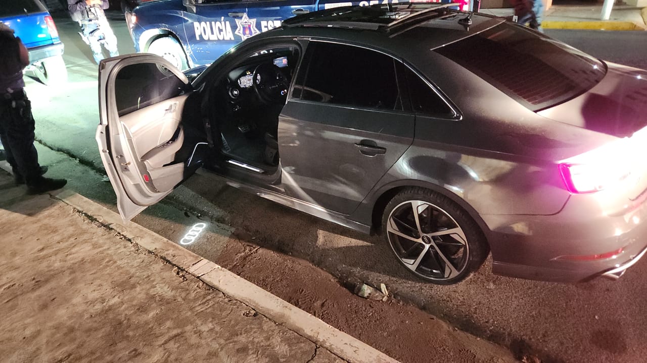 Andaba a exceso de velocidad y con tres mujeres en un Audi robado que traía placas sobrepuestas; lo detienen Andaba a exceso de velocidad y con tres mujeres en un Audi robado que traía placas sobrepuestas; lo detienen (cortesía)