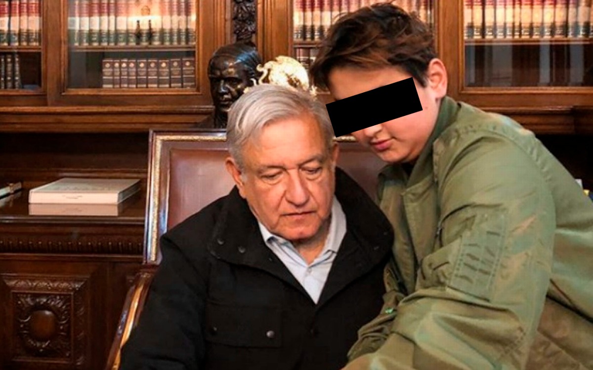 Andrés Manuel López Obrador y su hijo Jesús Ernesto. Foto: Cortesía
