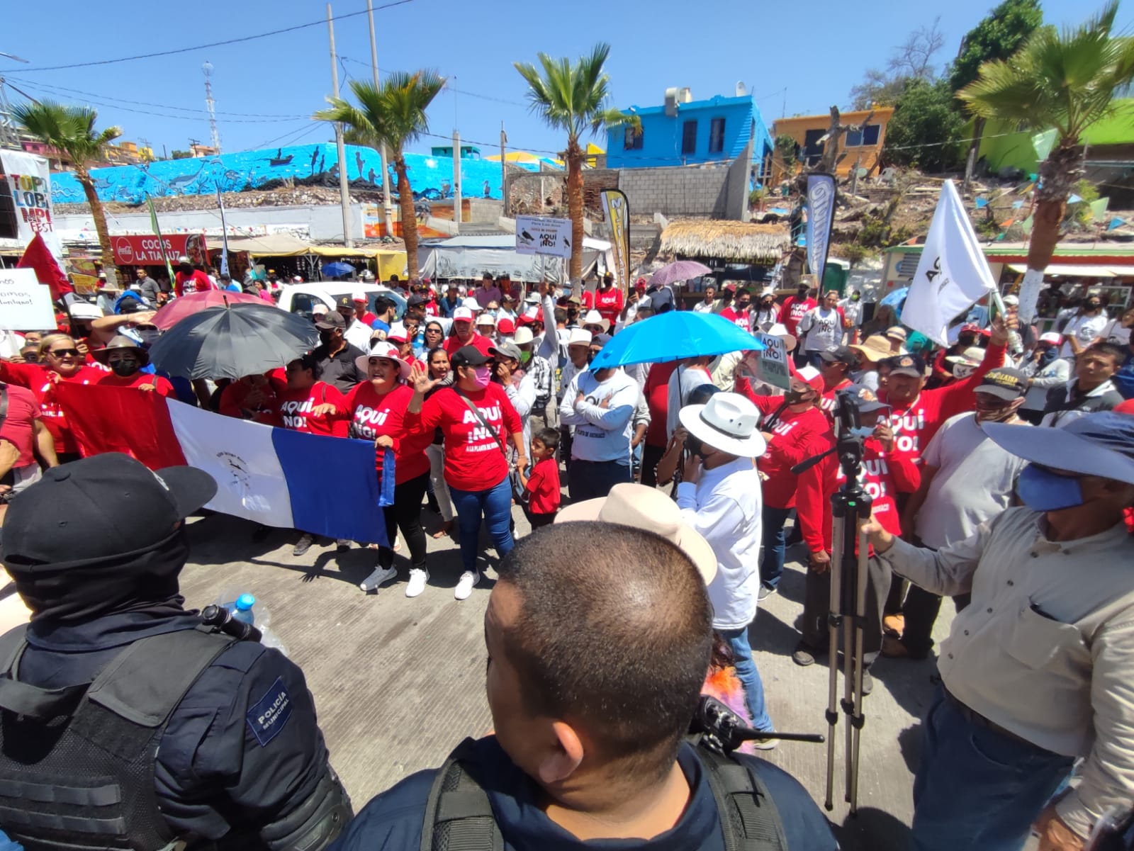 Colectivo ‘Aquí No’ en manifestación el Día de la Marina Nacional en Topolobampo, Ahome, Sinaloa.