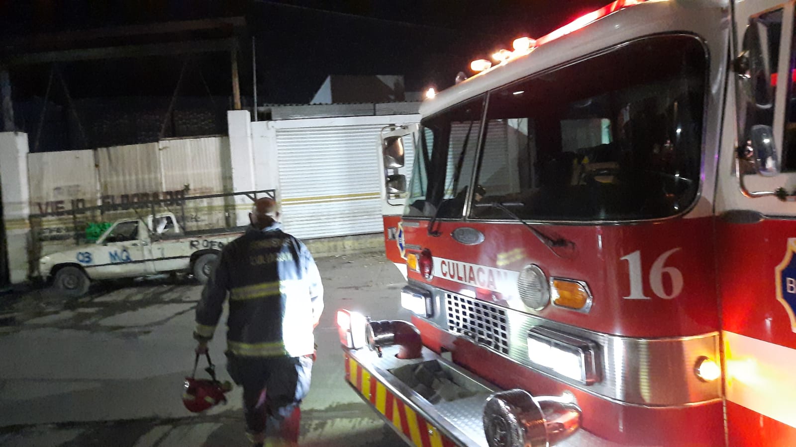 Arde taller y negocio de compra y venta de fierro viejo en Culiacán