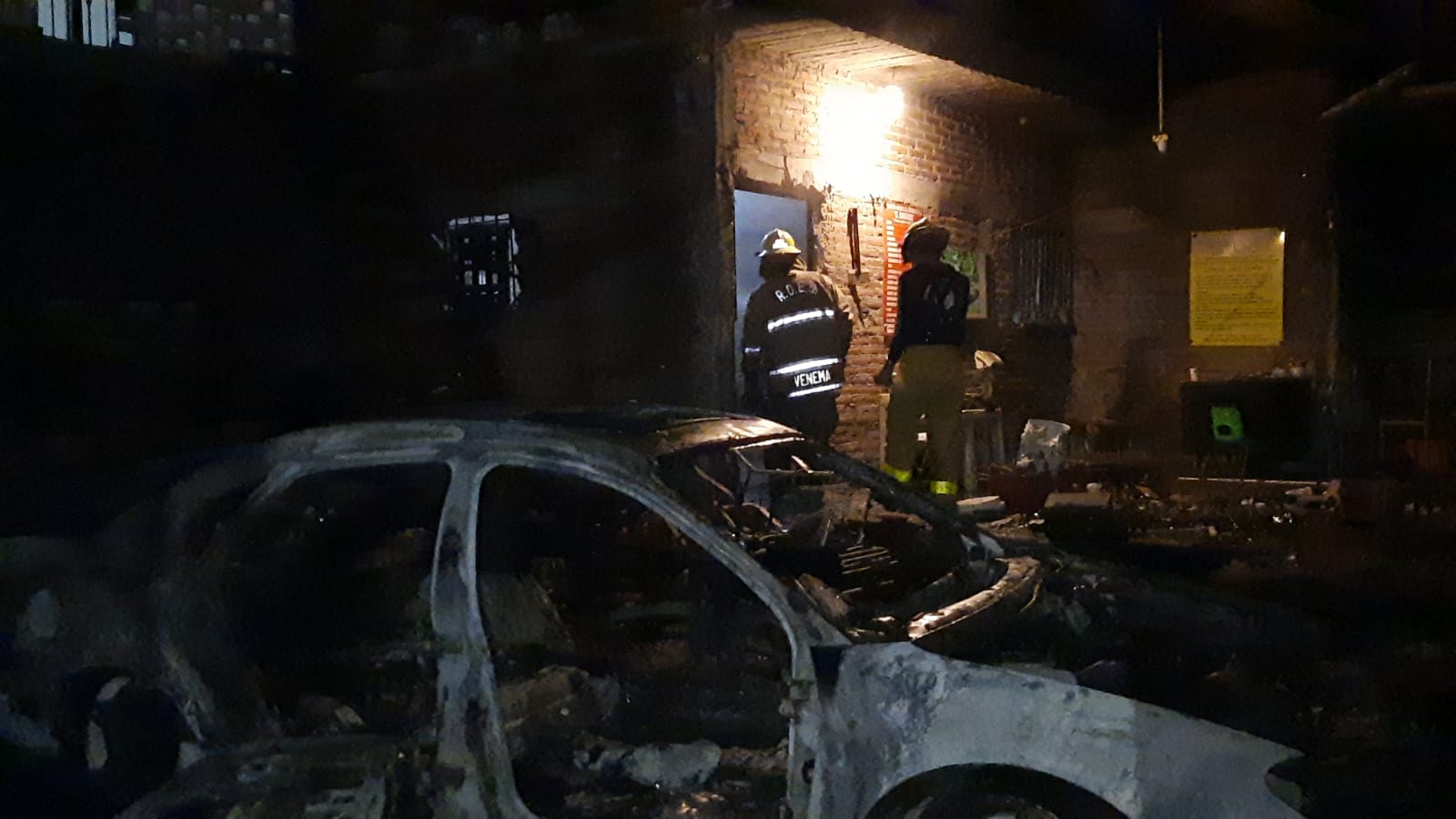 Arde taller y negocio de compra y venta de fierro viejo en Culiacán