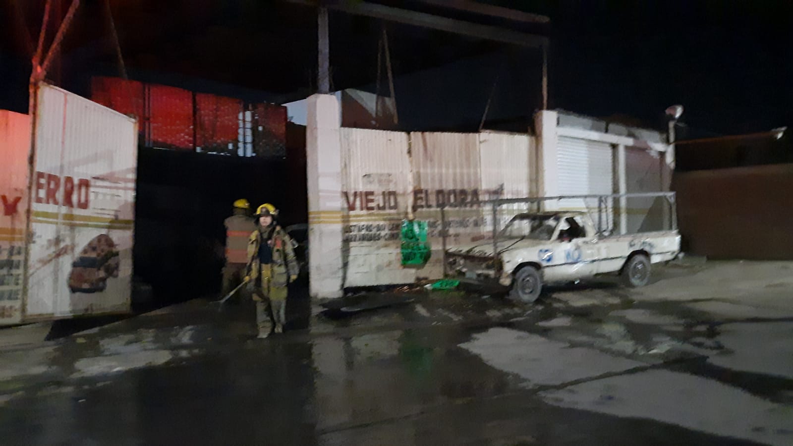 Arde taller y negocio de compra y venta de fierro viejo en Culiacán