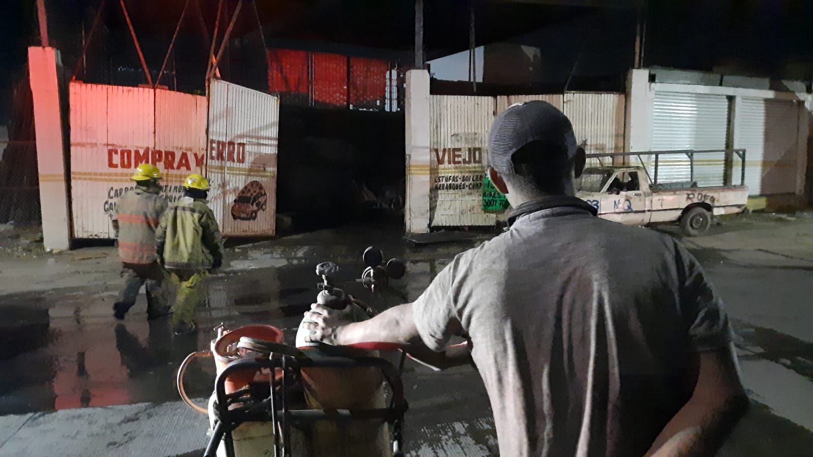 Arde taller y negocio de compra y venta de fierro viejo en Culiacán