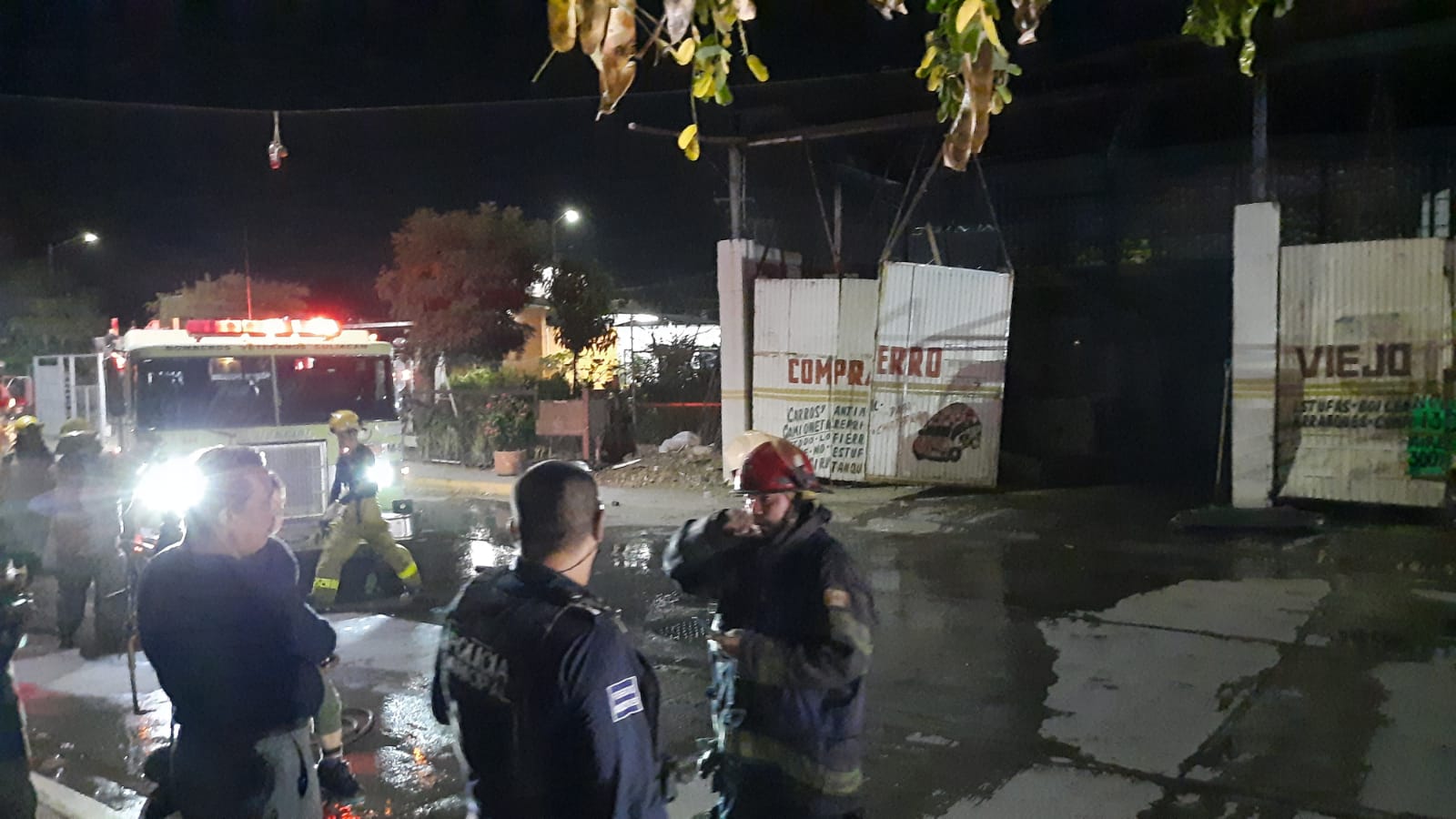 Arde taller y negocio de compra y venta de fierro viejo en Culiacán