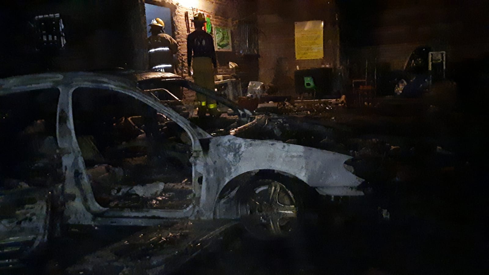 Arde taller y negocio de compra y venta de fierro viejo en Culiacán