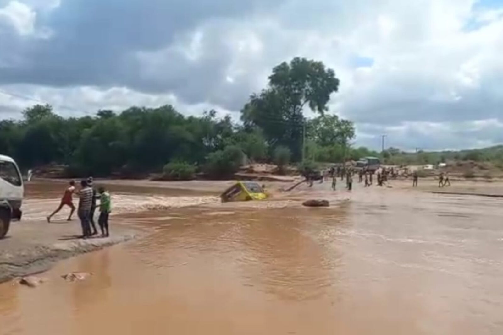 Autobus hundido en río de Kenia. Foto: Cortesía