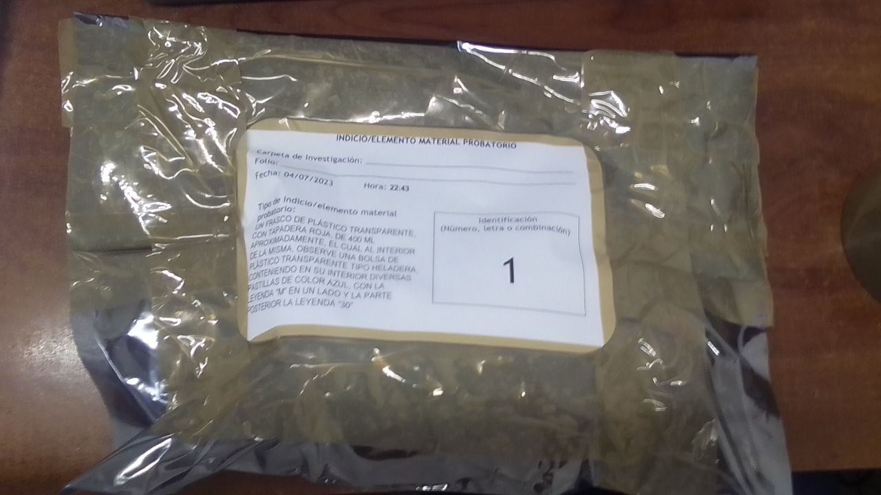 ¡Pasó de nuevo! Hombre miró a policías, se puso nervioso y arrojó un frasco con fentanilo; fue detenido Bolsa con fentanilo