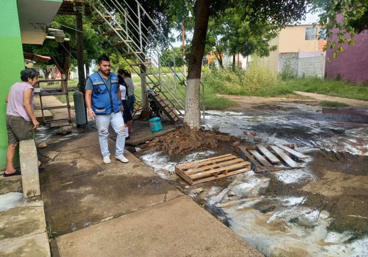 Brota el drenaje en la Alarcón y Jumapam acude a atender desperfecto ocasionado por lluvias en Mazatlán (cortesía)