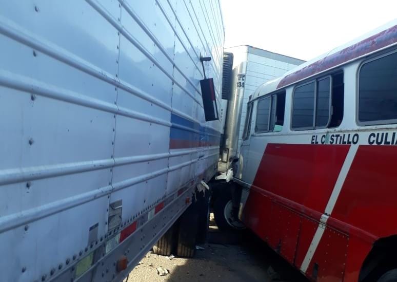 Camión de jornaleros accidentado. Foto: Ernesto Martínez