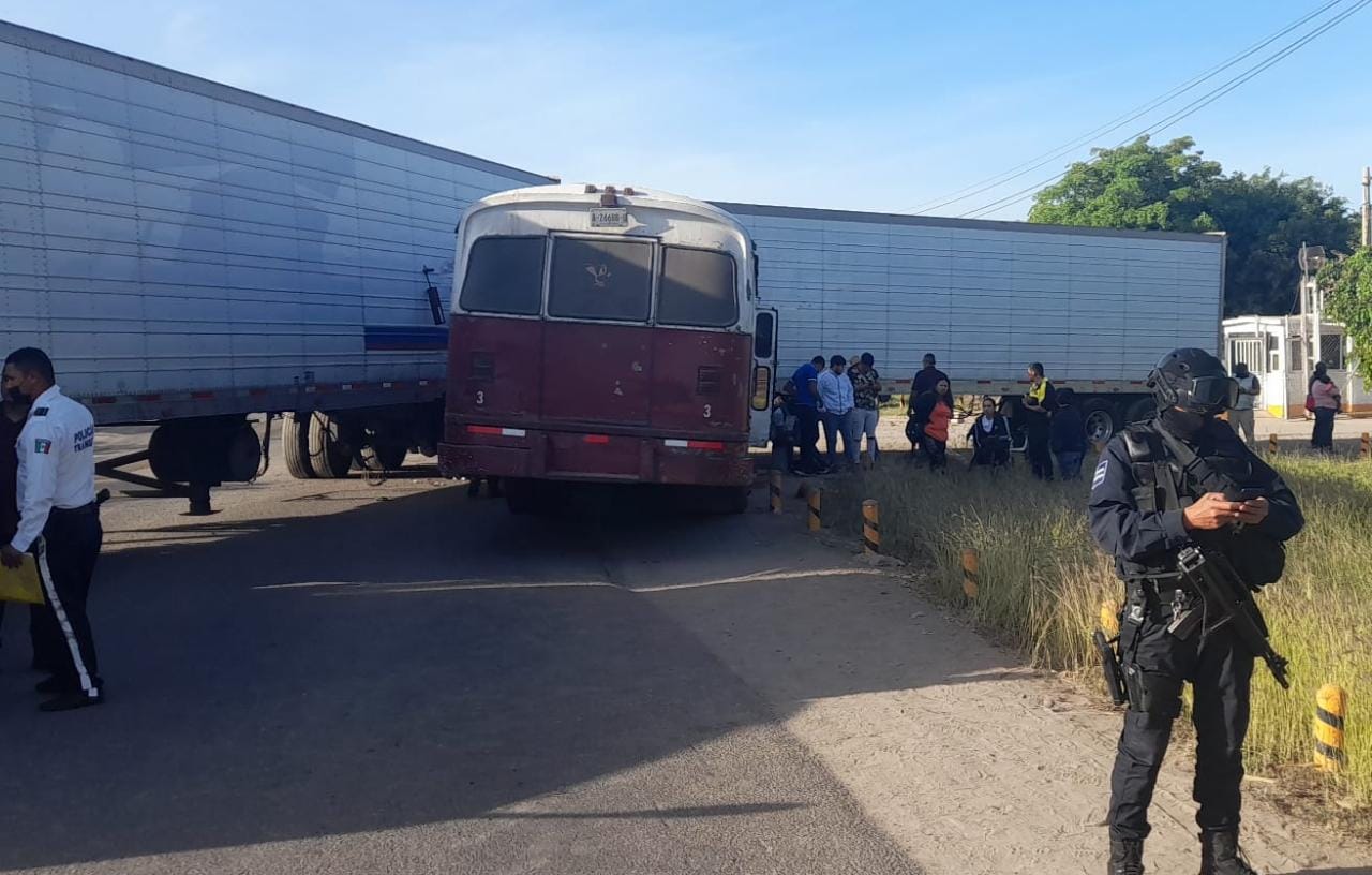 Camión de jornaleros accidentado. Foto: Ernesto Martínez