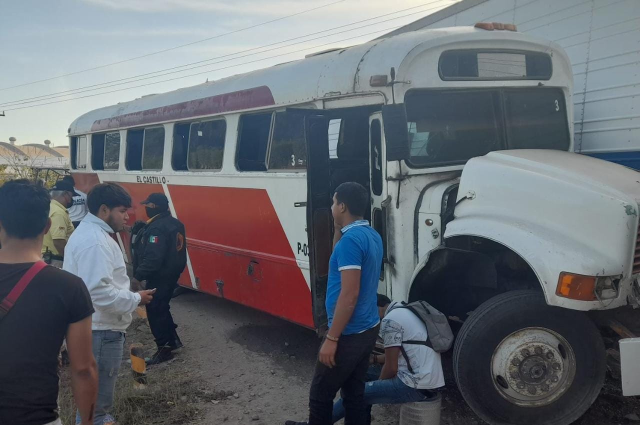 Camión de jornaleros accidentado. Foto: Ernesto Martínez