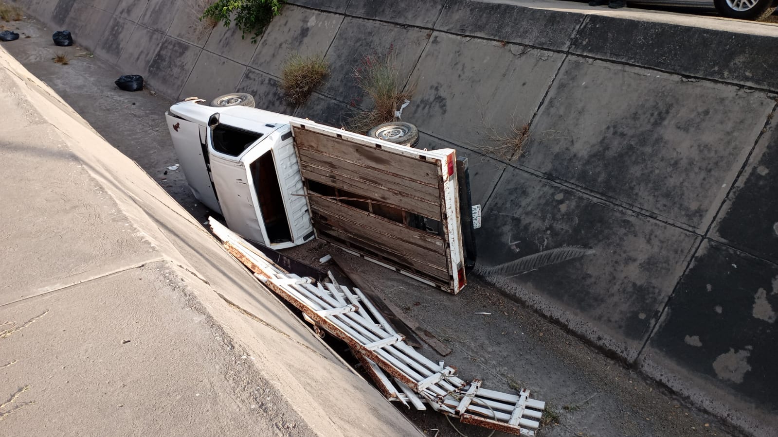 Camioneta cae a canal pluvial en Mazatlán (Luis Zatarain)