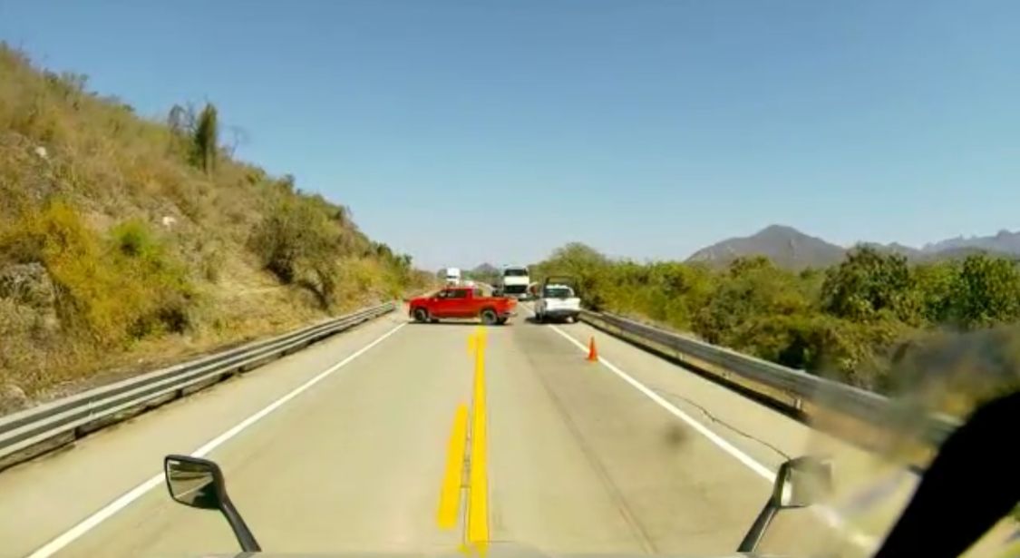 Comando armado somete a elementos de la Guardia Nacional en carretera de Sinaloa (Los Noticieristas)