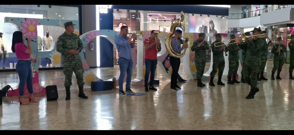 Con performance 'Flasmob' elementos de la III Región Militar encantan a culichis que paseaban en plaza comercial (Foto, Erick Valenzuela)
