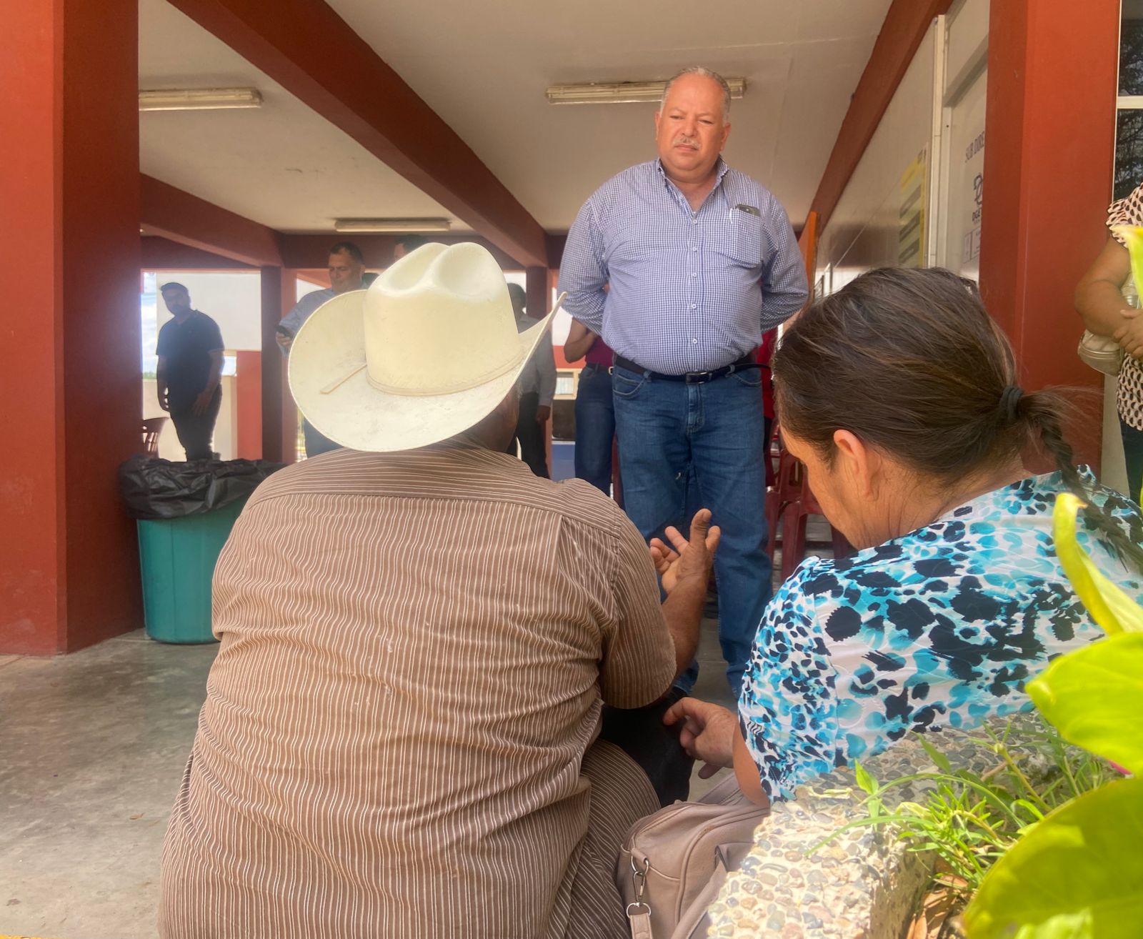 Con una hoya de barbacoa llega el alcalde de Sinaloa al albergue de desplazados, a una semana del conflicto