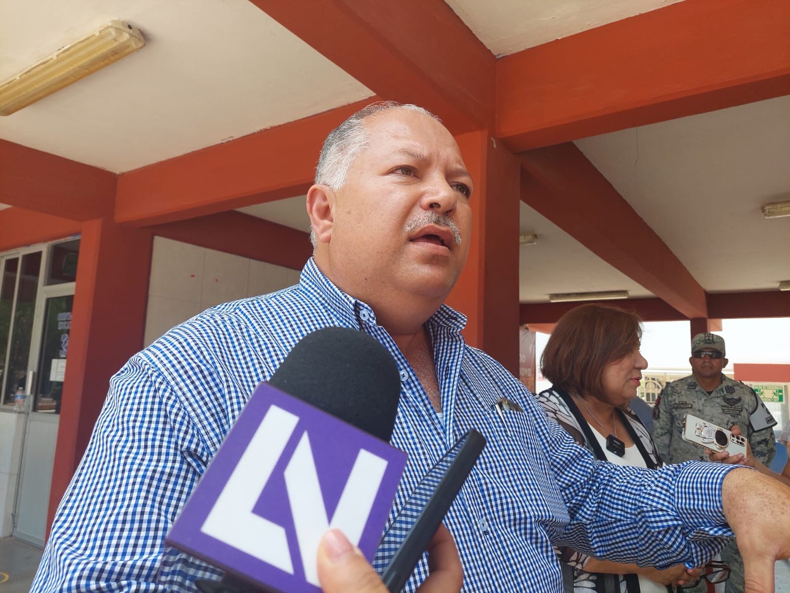 Con una hoya de barbacoa llega el alcalde de Sinaloa al albergue de desplazados, a una semana del conflicto