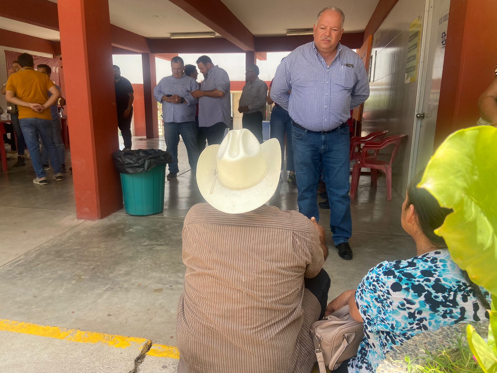 Con una hoya de barbacoa llega el alcalde de Sinaloa al albergue de desplazados, a una semana del conflicto