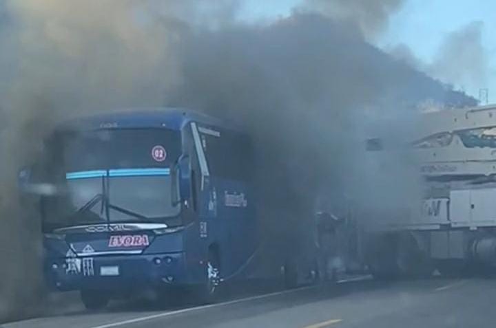 Conato de incendio en camión de pasajeros moviliza a cuerpos de emergencia (Ernesto Martínez)