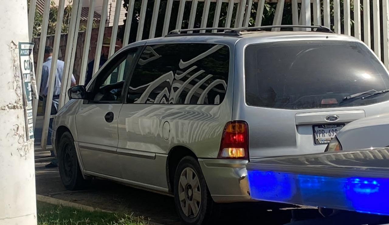 Conductora se equivoca de desviación y derriba un portón de la Sepyc en Culiacán (Ernesto Martínez)