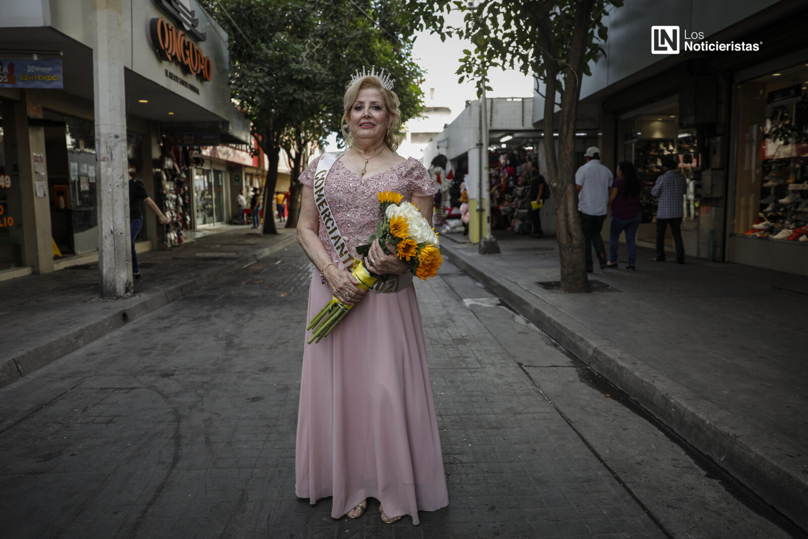 Coronan a ‘la Güera’ de los esquites del Garmendia como reina del Día del Comerciante 2021