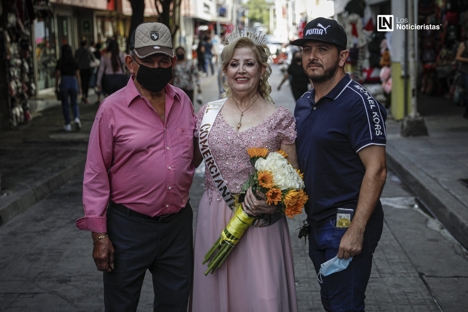 Coronan a ‘la Güera’ de los esquites del Garmendia como reina del Día del Comerciante 2021