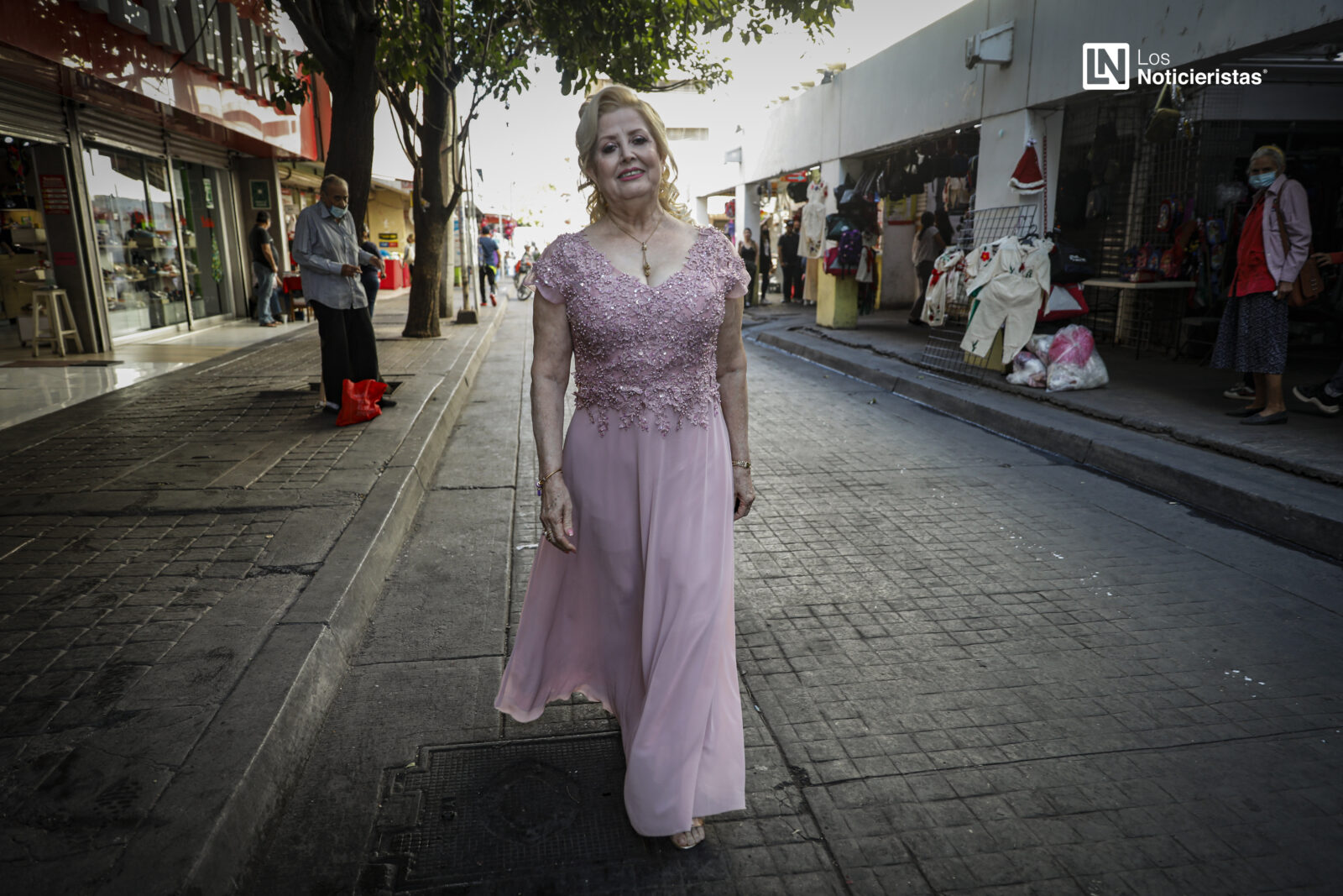 Coronan a ‘la Güera’ de los esquites del Garmendia como reina del Día del Comerciante 2021