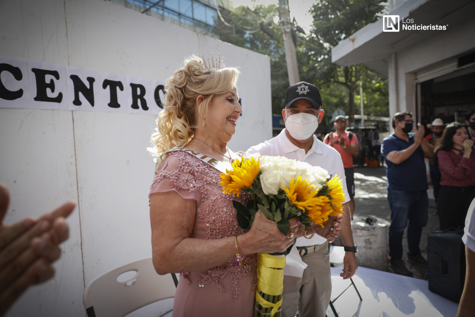 Coronan a ‘la Güera’ de los esquites del Garmendia como reina del Día del Comerciante 2021