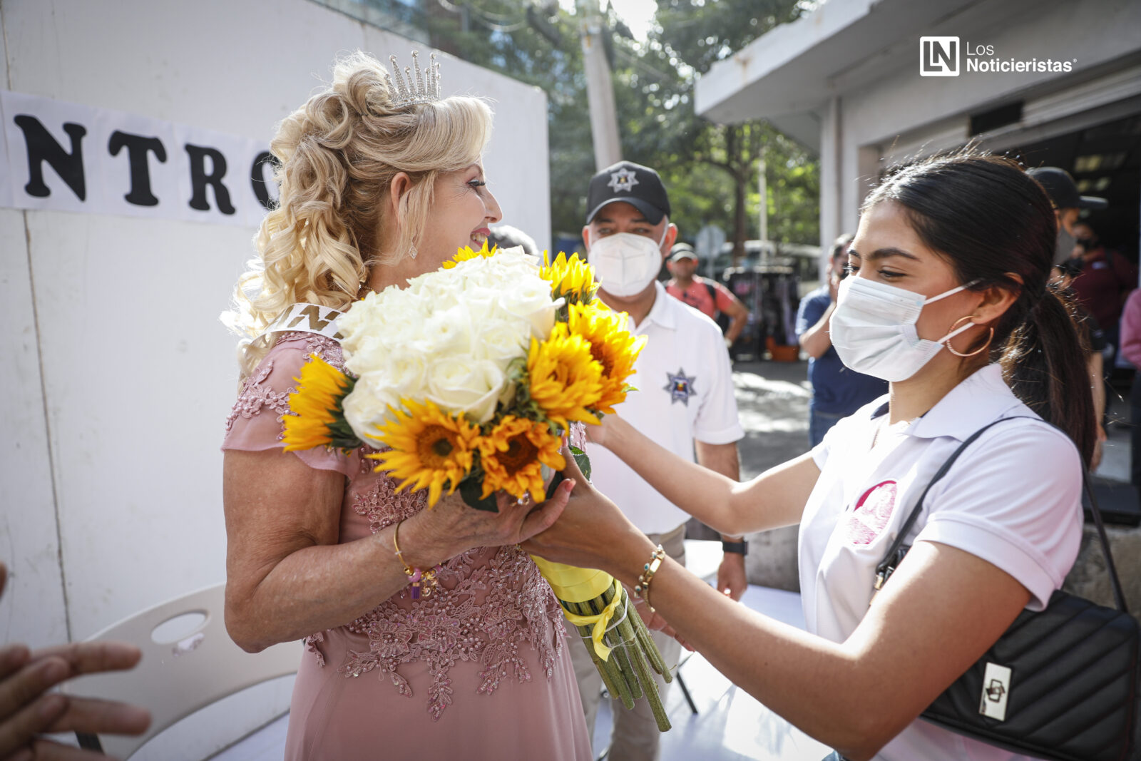 Coronan a ‘la Güera’ de los esquites del Garmendia como reina del Día del Comerciante 2021