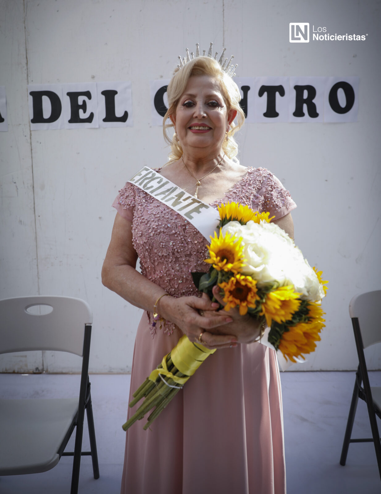 Coronan a ‘la Güera’ de los esquites del Garmendia como reina del Día del Comerciante 2021