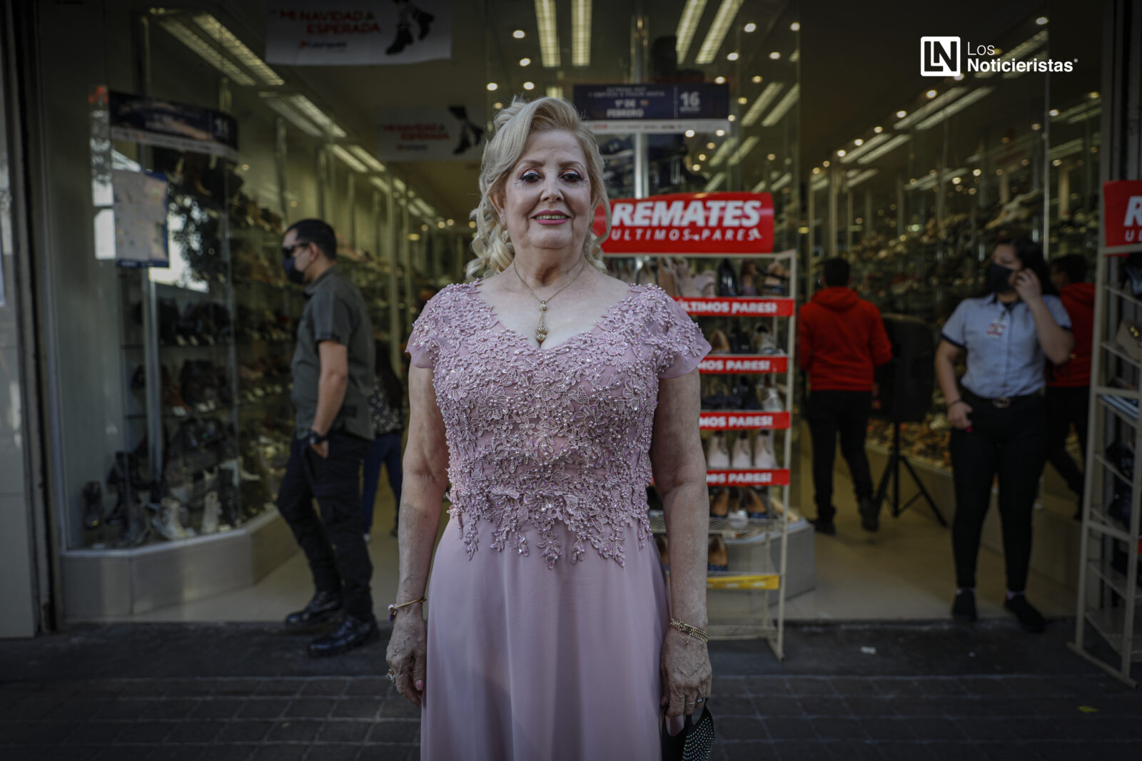Coronan a ‘la Güera’ de los esquites del Garmendia como reina del Día del Comerciante 2021