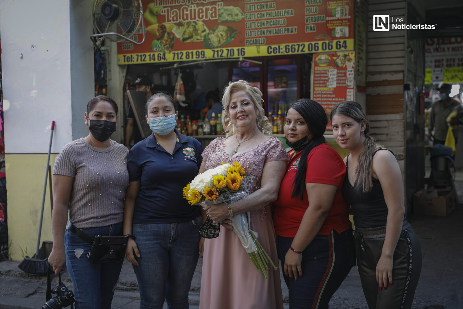 Coronan a ‘la Güera’ de los esquites del Garmendia como reina del Día del Comerciante 2021