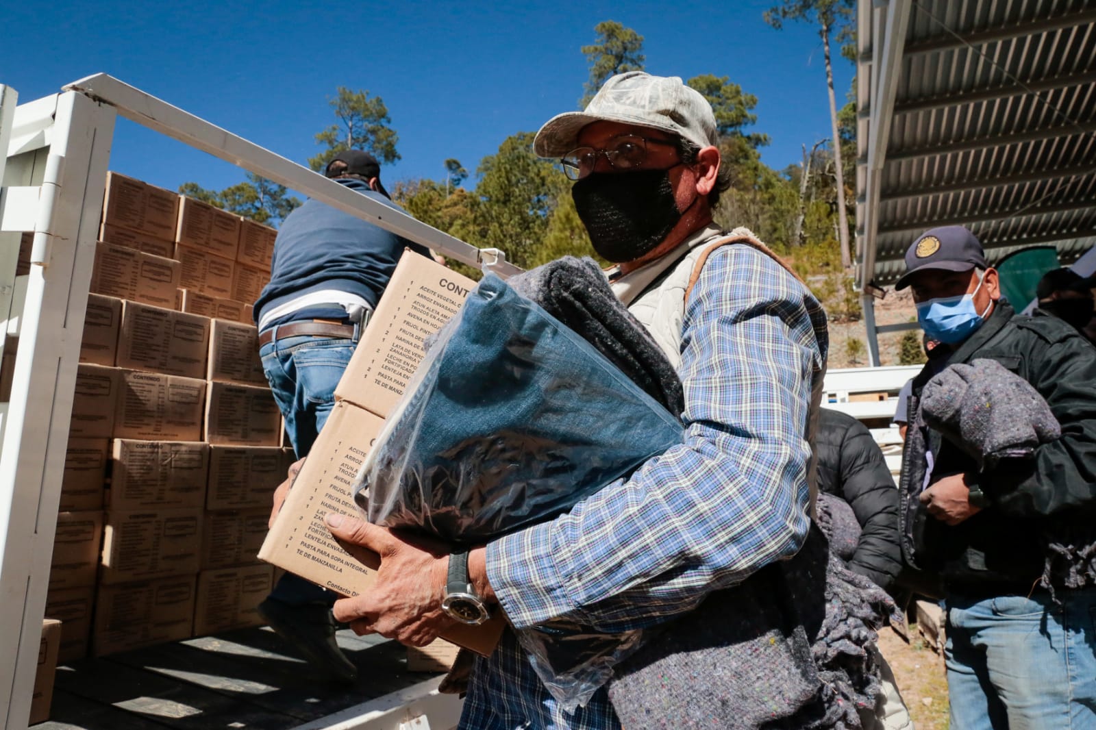 DIF Sinaloa entrega apoyos por bajas temperaturas en la comunidad de ‘Santa Gertrudis’