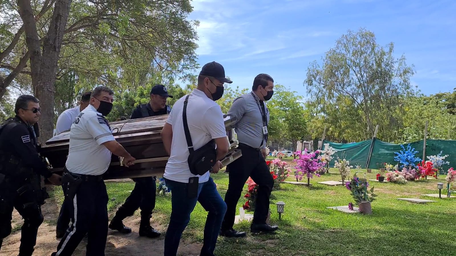 Dan último adiós a Roberto Karlo, policía asesinando afuera de bar en Culiacán