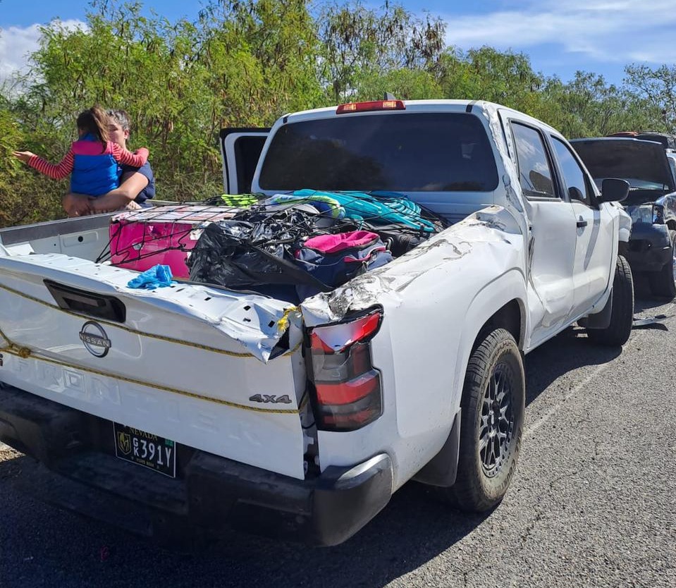 Delincuentes intentan despojar de sus camionetas a dos familias de paisanos por La Costera (Cortesía)
