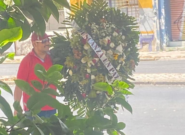 “Descansa en paz”; envían corona fúnebre al PRI Sinaloa, denuncia dirigente estatal