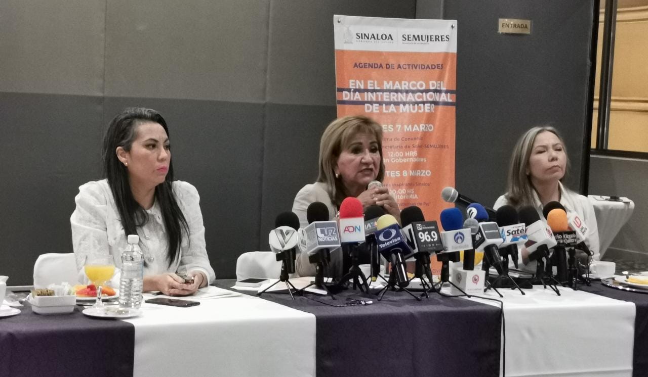 Doctora María Teresa Guerra Ochoa en conferencia de prensa