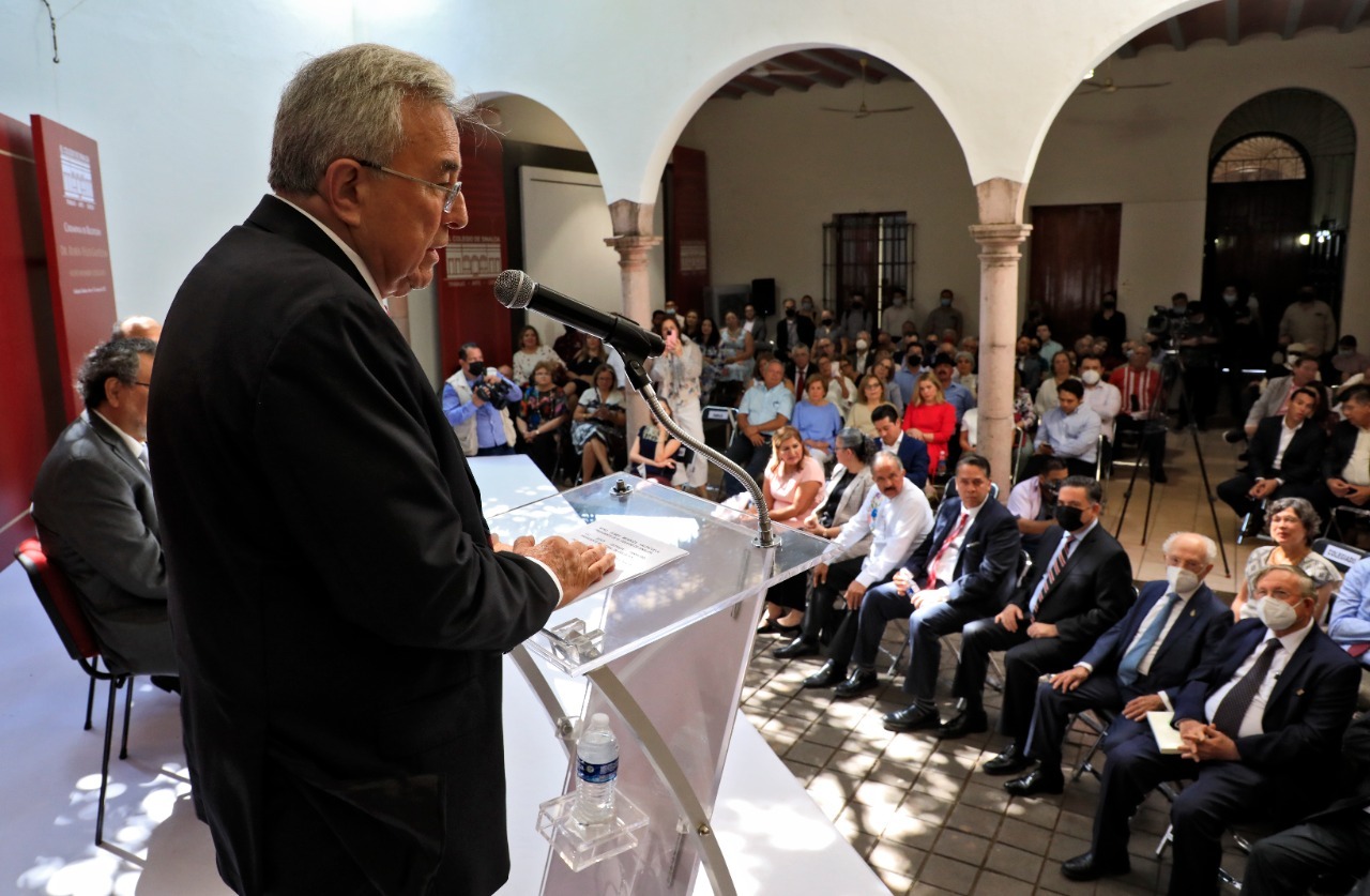En evento público, 'ratifica' Rocha a cinco de sus secretarios, tras destitución de Cuén
