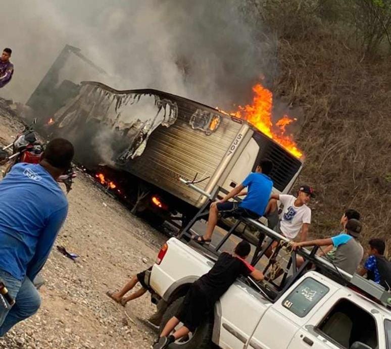 En la Mazatlán -Durango se quema la caja de tráiler cargada con carne (cortesía)
