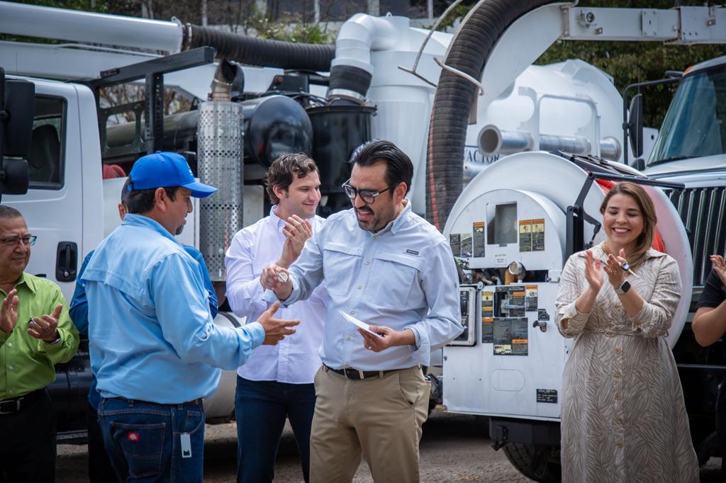 Juan de Dios Gámez Mendívil, hizo entrega de tres camiones vactor a la Junta Municipal de Agua Potable y Alcantarillado de Culiacán