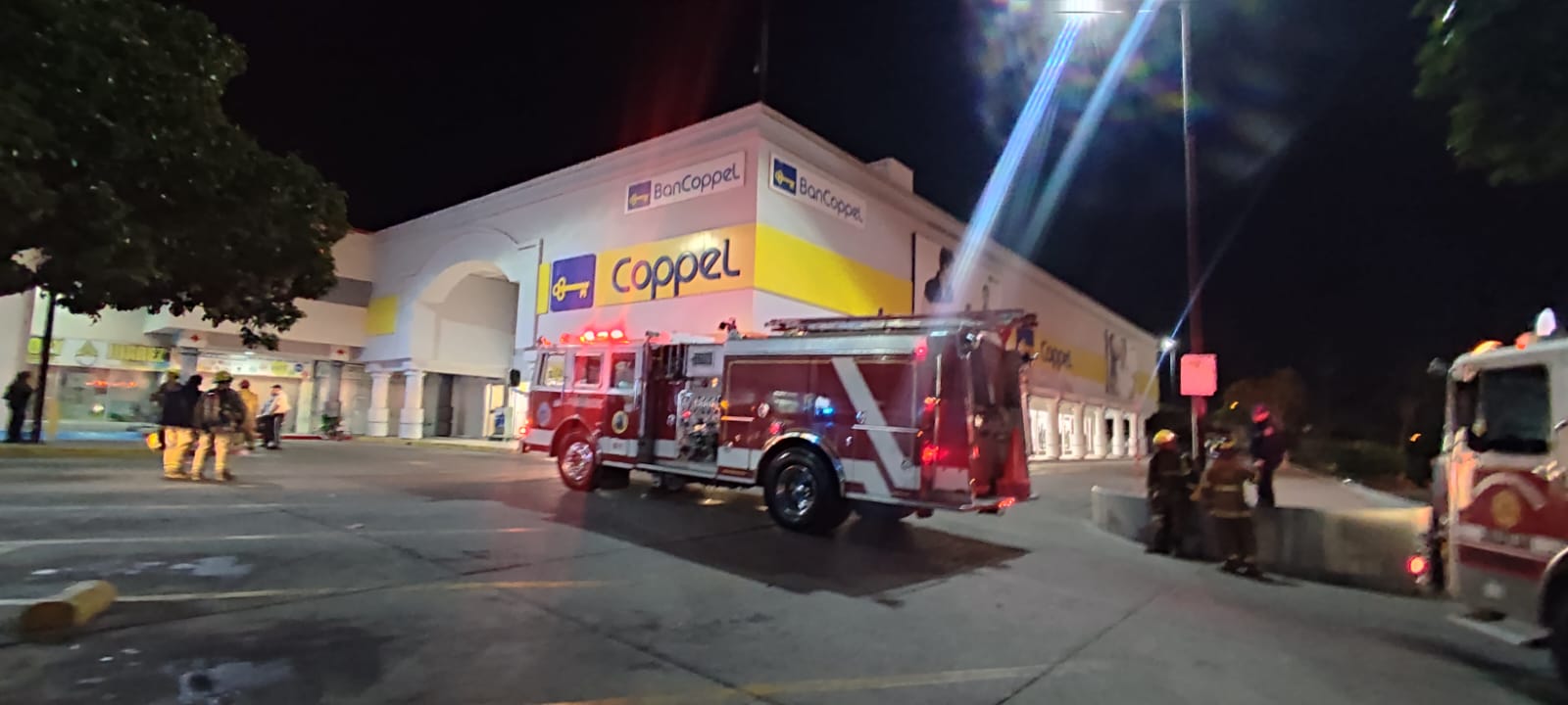 Evacuan a 40 personas de una mueblería en Mazatlán (Luis Zatarain)
